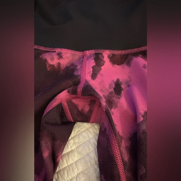 🖤 Lululemon Sweaty Endeavor Tight
Blooming Pixie Raspberry Black / Black - Picture 12 of 15